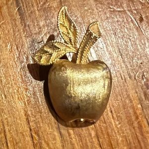 Free with purchase: Small goldtone Avon apple brooch